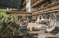 Biohotel Rastbichlhof: Wohlfühl-Terasse mit Blick auf den Gletscher - Biohotel Rastbichlhof , Neustift im Stubaital, Tirol, Österreich