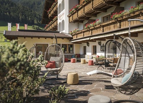 Biohotel Rastbichlhof: Wohlfühl-Terasse mit Blick auf den Gletscher - Biohotel Rastbichlhof , Neustift im Stubaital, Tirol, Österreich