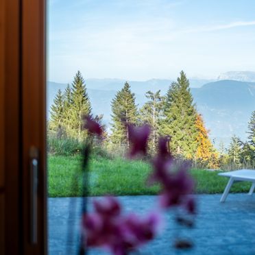 Sonnenterrasse mit Liegestühlen, Sissi Chalet Prinzessin, Cavareno, Trentino-Südtirol, Italien