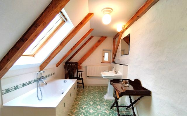 Bad mit Wanne und Dusche OG