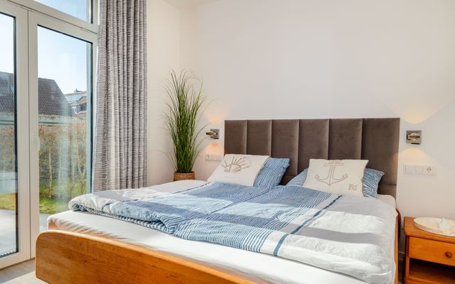 Doppelbett mit Zugang zur Terrasse