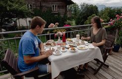 Bio- und Vitalbauernhof Bacherhof: Bio-Frühstück auf der Terrasse genießen - Bio- und Vitalbauernhof Bacherhof, Millstatt am See, Millstätter See, Kärnten, Österreich