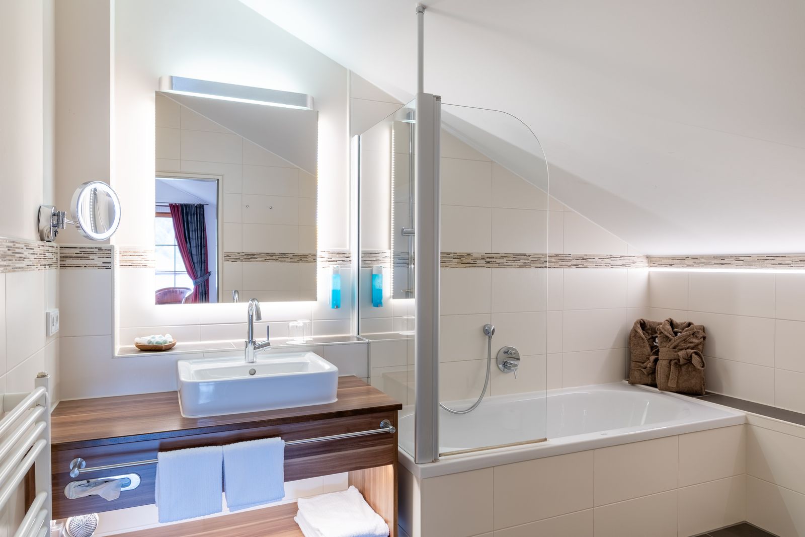 Doppelzimmer Komfort image 3 - Königshof Hotel Resort Oberstaufen