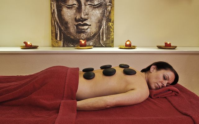 Hot Stone Ganzkörpermassage - Königshof Hotel Resort Oberstaufen