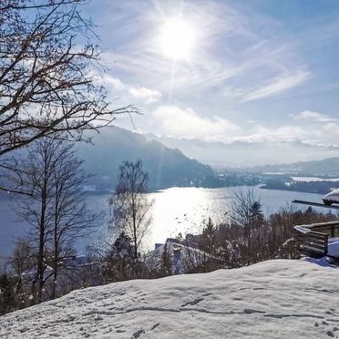 Außen Winter 25, Hütte am Waldrand, Ossiacher See, Kärnten, Kärnten, Österreich