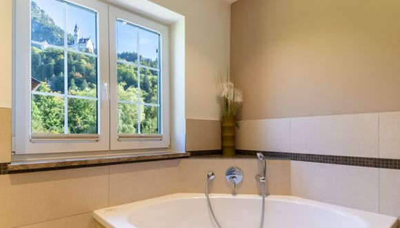 "Tannhäuser comfort suite" with castle view room image #6