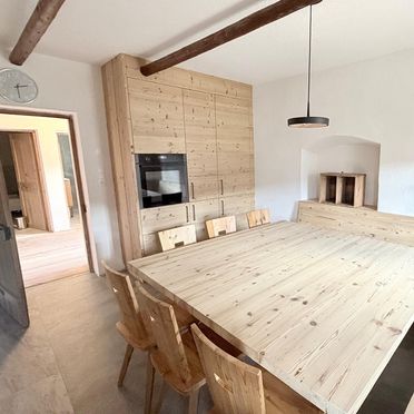 Essbereich, Chalet Gsieser Törl, Pichl, Trentino-Südtirol, Italien
