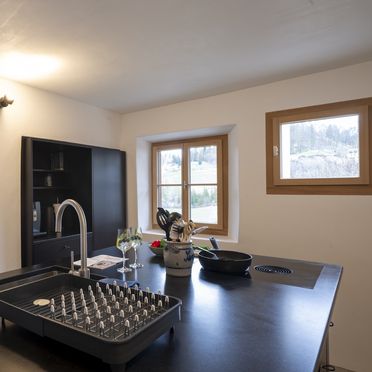 Küche, Chasa Chaposch, Tarasp, Graubünden, Schweiz