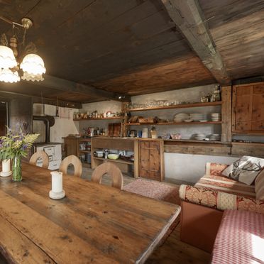 Küche mit Esstisch, Steinfeldalm, Kirchberg, Tirol, Österreich