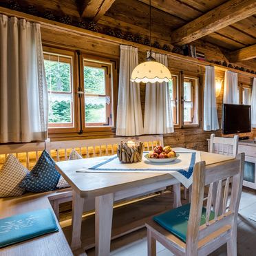 Wohnbereich mit offenem Kamin, Bergdorf Hüttenhof-Chalet für Zwei, Grainet, Bayern, Deutschland