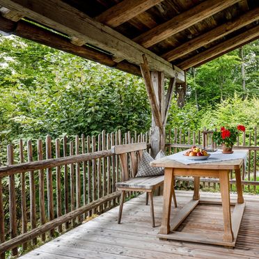 Großzügige möblierte Terrasse, Bergdorf Hüttenhof-Chalet für Zwei, Grainet, Bayern, Deutschland