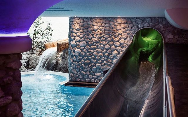 Indoorpool mit Rutsche