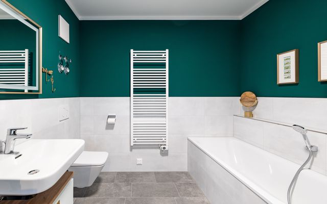Badezimmer mit Dusche und Badewanne