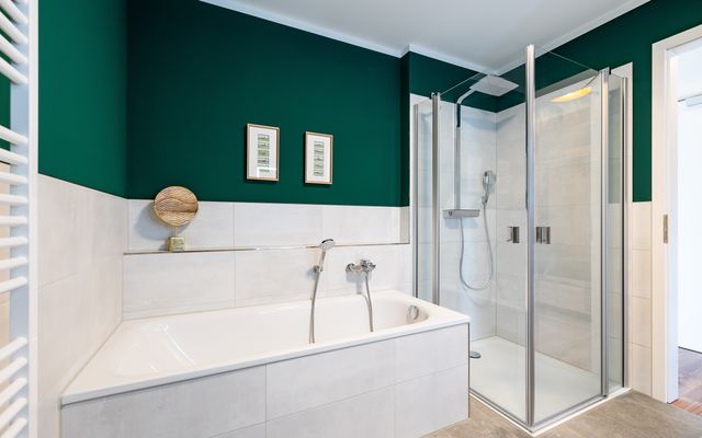 Badezimmer mit Dusche und Badewanne