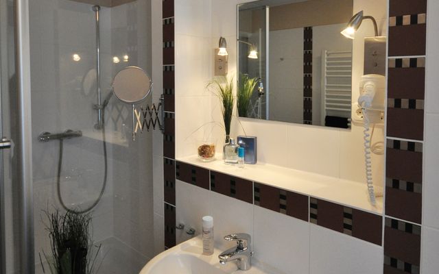 Badezimmer mit Dusche